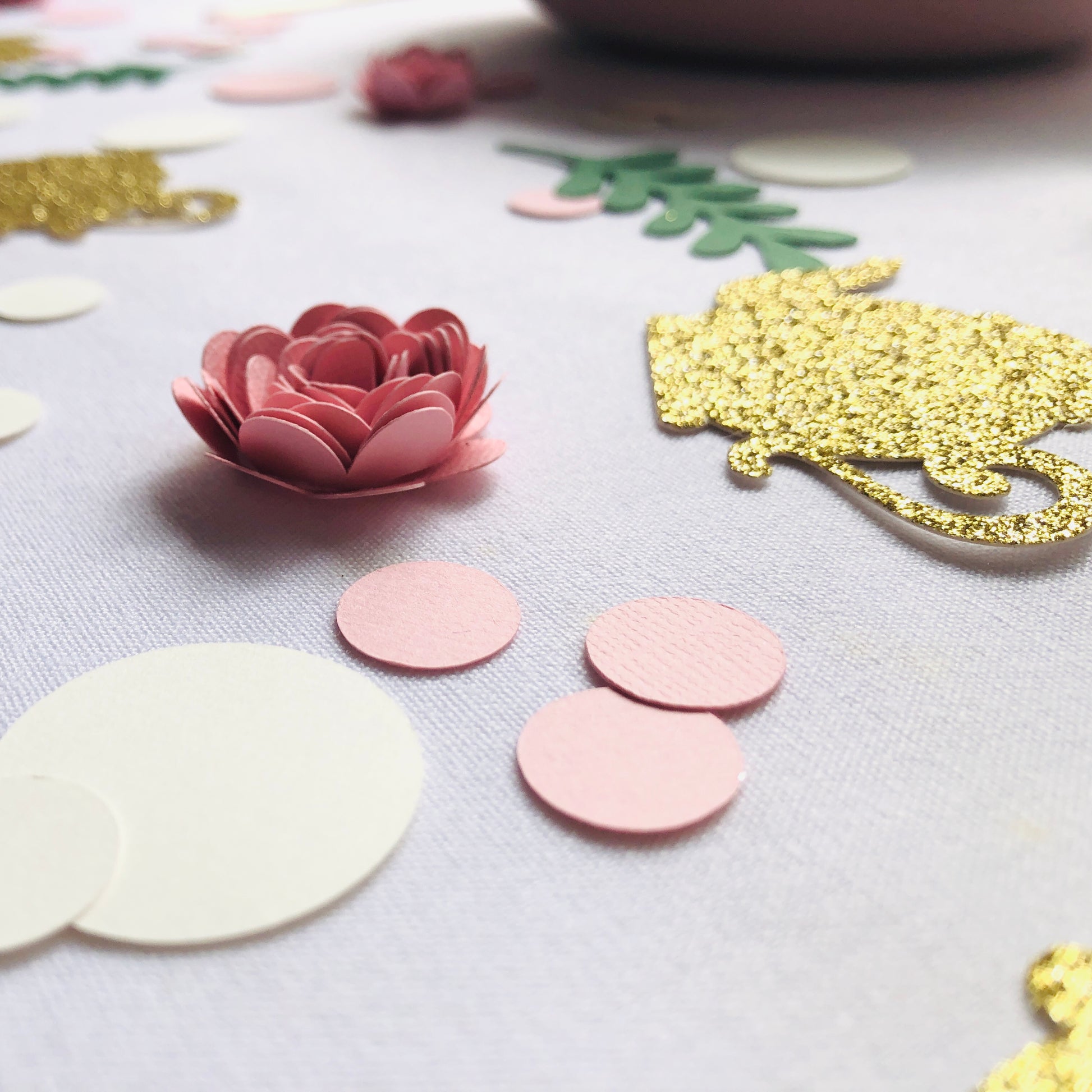 Birthday decor table confetti